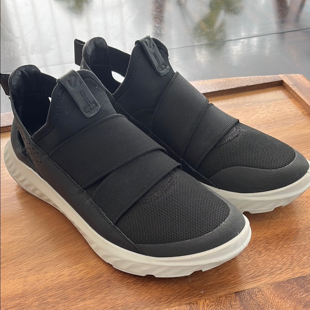 Ecco Black Sneakers with Elastic Straps and Cushioned Midsole